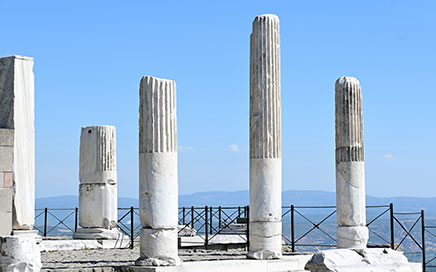 Imagen que muestra una representación del título del juego Dominio de los pilares